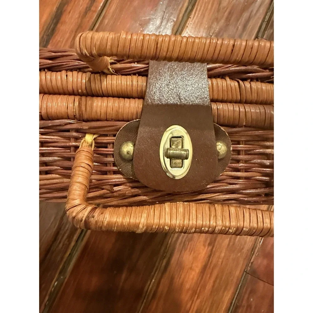Vintage Style Wicker Picnic Basket Brown Lidded Storage Basket Carry Handle